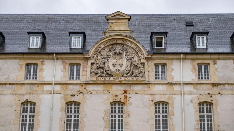 Le fronton du bâtiment central