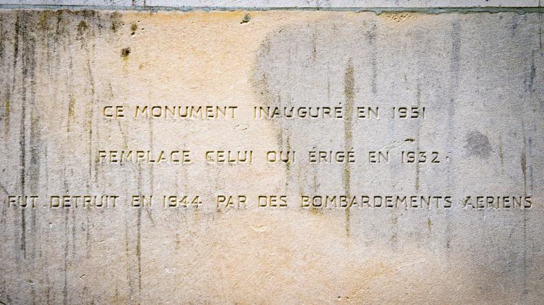  Détail de l’inscription au dos du monument