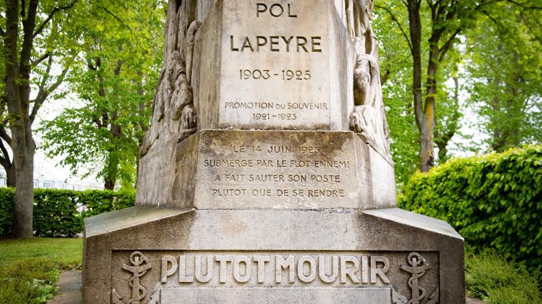  Détail des inscriptions sur la face avant du monument 