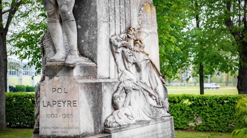 Le côté droit monument