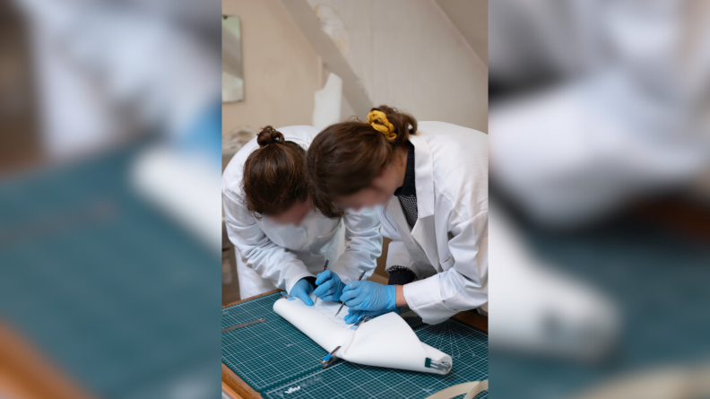 Redimensionnement de la forme en mousse adaptée au masque de cheval pour le conditionner