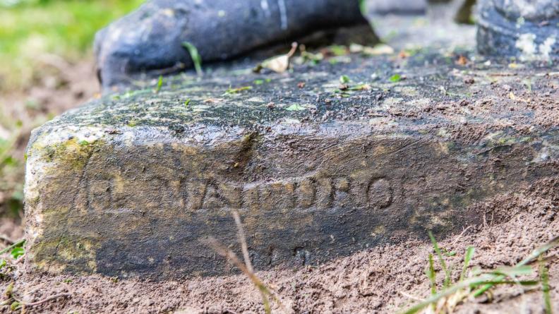 Inscription sur la statue