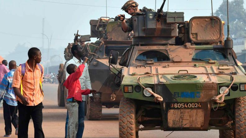  Char français patrouillant à Bangui.