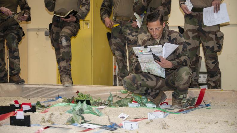 Travail sur caisse à sable pour un capitaine au CENTAC