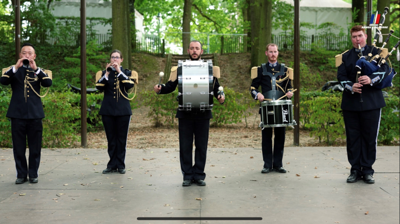 Photo d'un ensemble celtique de la Musique des Transmissions