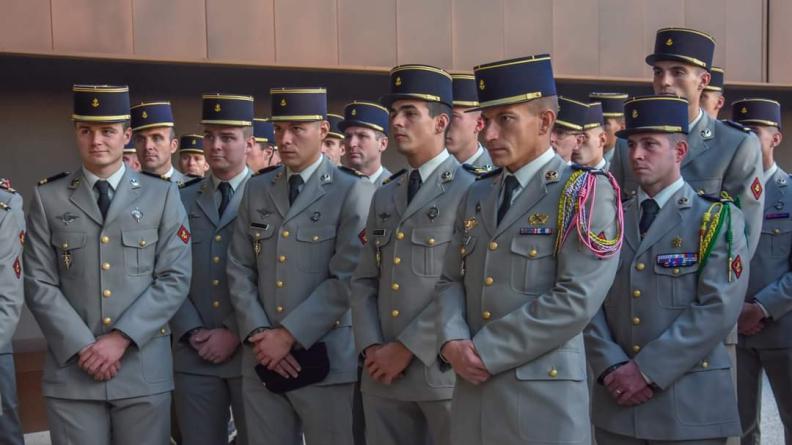 Les officiers lors de la remise de leur calot.