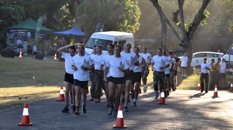 Marsouins du RIMaP-P et du RSMA-Pf participant ensemble au parcours d'obstacle de l'ANB 2023