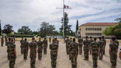 La FGI devant les couleurs du régiment 