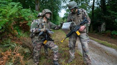 Un officier-élève de la promotion "Ceux du Sahel" est placé en situation de chef de section