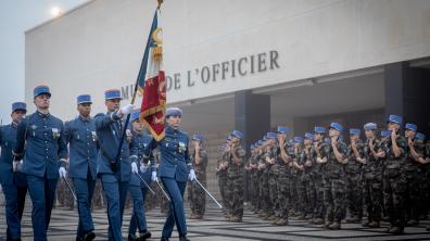 Présentation au drapeau pour les élèves-officiers de l'EMAC