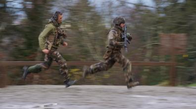 Engagé volontaire sous-officier en exercice de tir