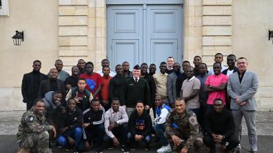 Photo de groupe avec des stagiaires internationaux à l'École militaire