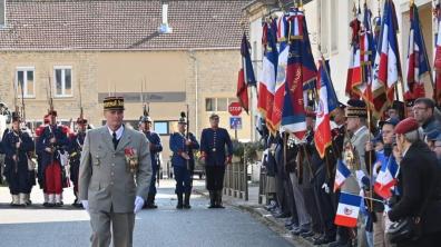 Le père de l'arme, commandant l'Ecole militaire de spécialisation de l'outre-mer et de l'étranger