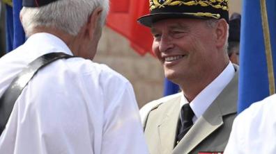 Le père de l'arme, commandant l'Ecole militaire de spécialisation de l'outre-mer et de l'étranger