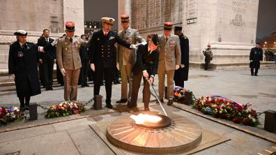 Ravivage de la flamme par un élève du Prytanée accompagné du CEMAT et du président de l'ASSOC