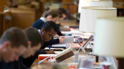 élèves étudiants dans la bibliothèque du Prytanée © PNM/armée de Terre/Défense