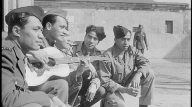 Des Tamari'i Volontaires jouant de la guitare au sein de la caserne Latour-Maubourg en 1944