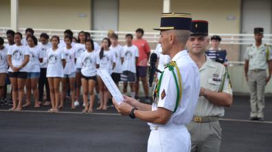 Le Chef de corps du RIMaP-P lisant l'ordre du jour lors de la cérémonie de commémoration de Bir Hake