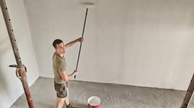 Tamari'i Volontaires en plein travaux de peinture durant le TAAMURAA de Tatakoto 