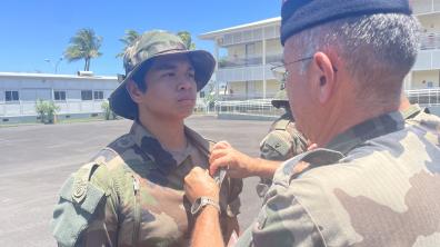 Jeune stagiaire recevant son brevet PMT sur la place d'armes du RIMaP-P