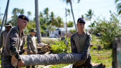 Tamari'i Volontaires en action de bucheronnage sur l'atoll de Raroia