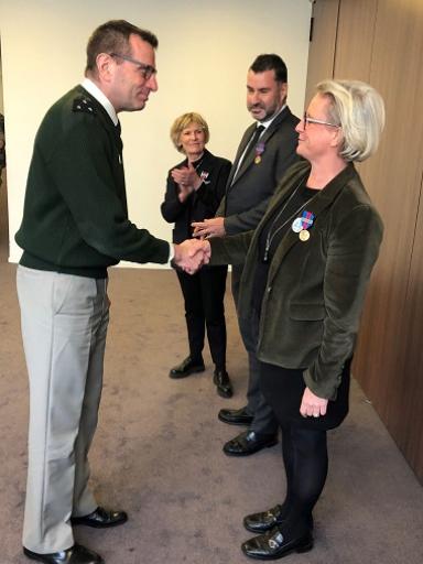 le général de division Jean-Marc Chatillon remet des médailles