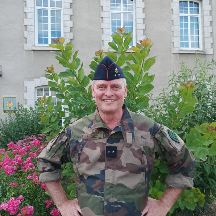 Le père de l'arme, commandant l'Ecole militaire de spécialisation de l'outre-mer et de l'étranger